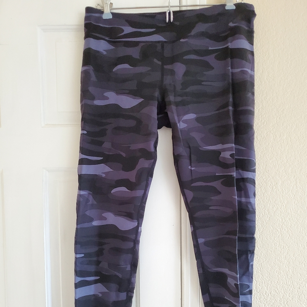 Black and grey camo yoga pants